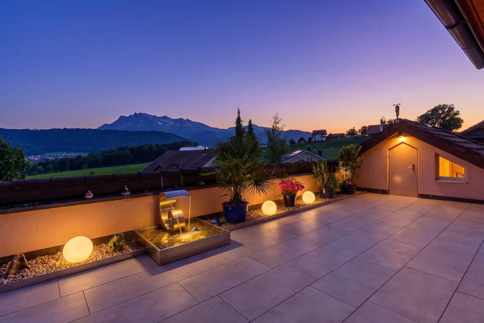 Stadtnah wohnen: Bergpanorama trifft auf Outdoor-Living