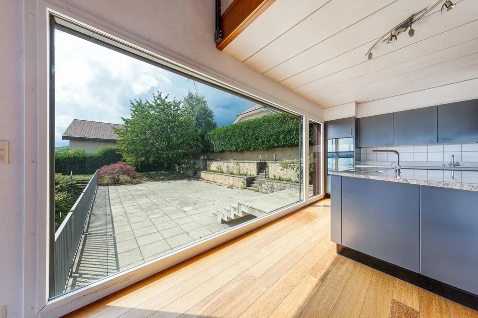 Bellissima proprietà con vista panoramica sul lago e sulle Alpi