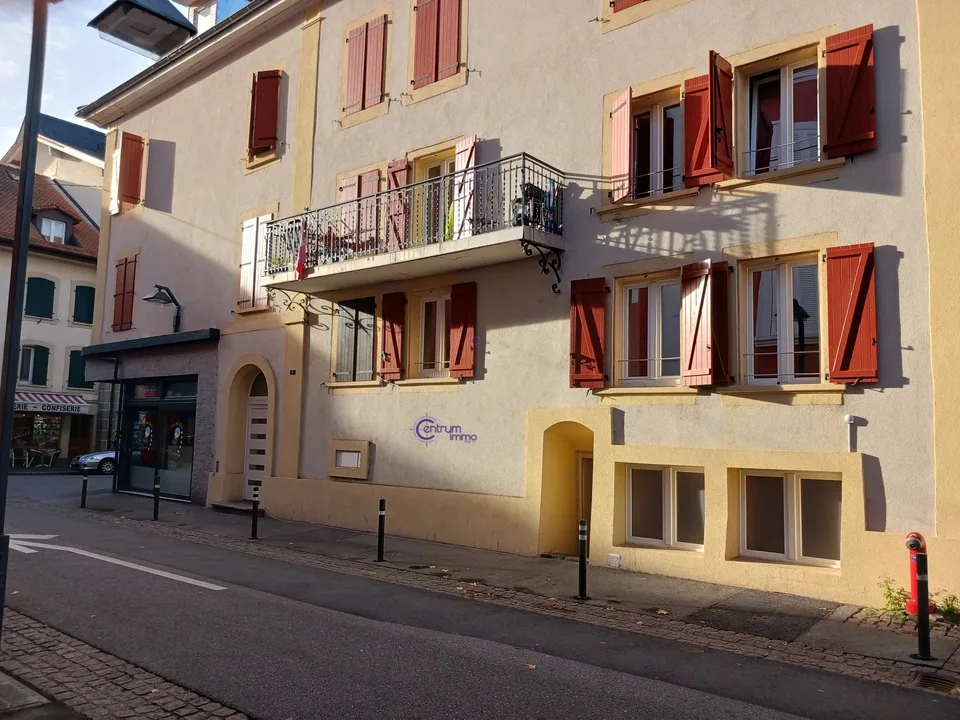 Edificio composto da 7 appartamenti e un locale commerciale