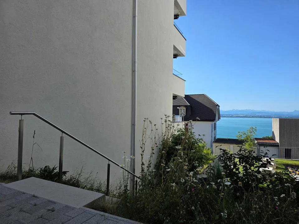 Superb moderne 4,5-Zimmer-Wohnung mit großer Terrasse, See- und Alpenblick