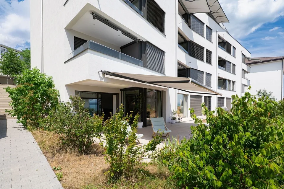 Superb moderne 4,5-Zimmer-Wohnung mit großer Terrasse, See- und Alpenblick