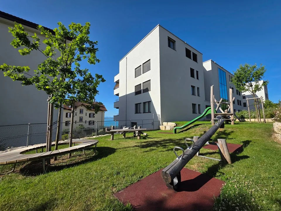 Superb moderne 4,5-Zimmer-Wohnung mit großer Terrasse, See- und Alpenblick