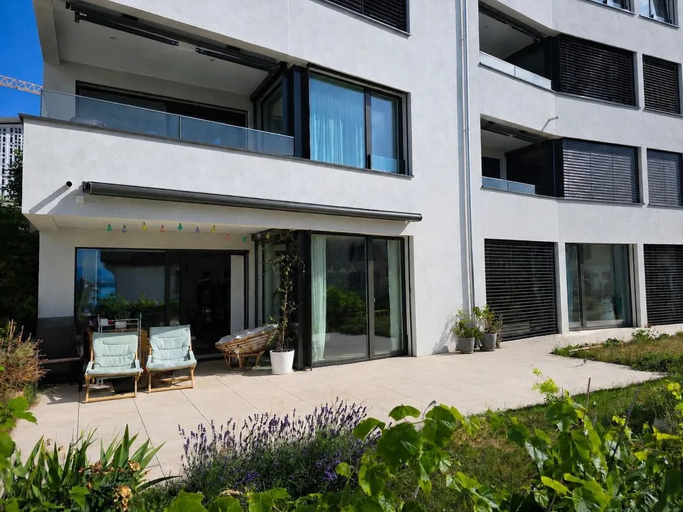 Superb moderne 4,5-Zimmer-Wohnung mit großer Terrasse, See- und Alpenblick