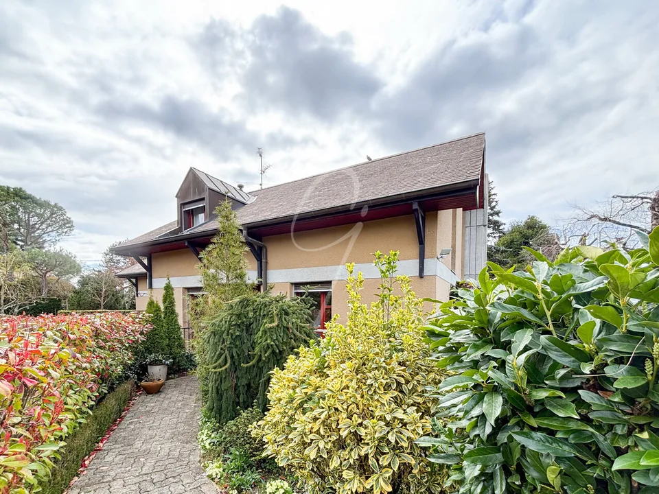 Découvrez cette superbe villa twin house de 4 chambres