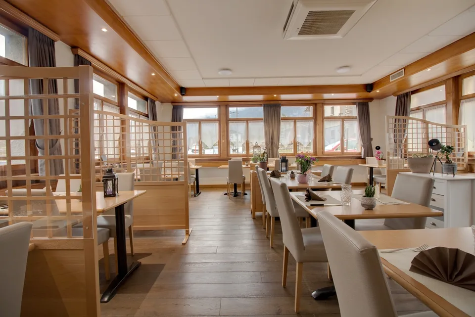 Sulla strada del Gran San Bernardo, grande ristorante in vendita