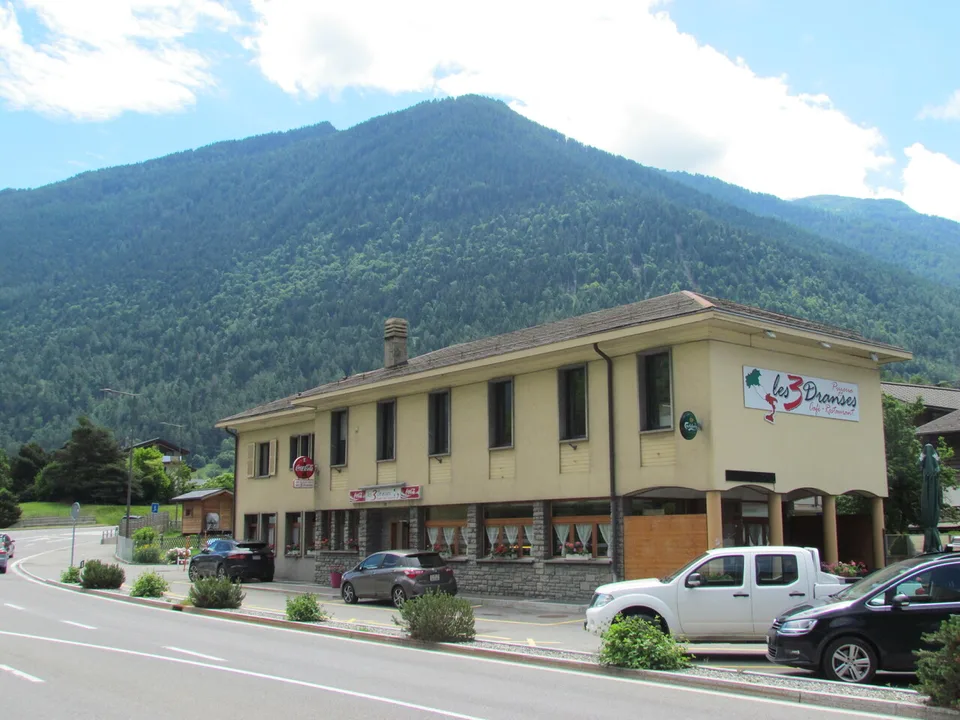 Sulla strada del Gran San Bernardo, grande ristorante in vendita