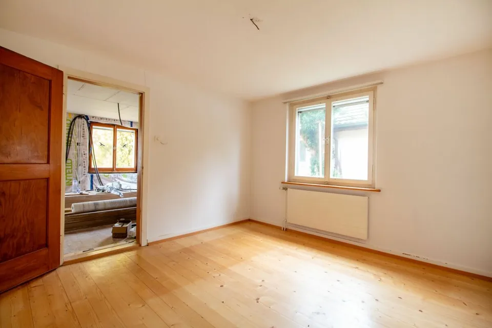 Freistehendes Einfamilienhaus mit Potenzial, separater grossen Werkstatt-/Garagengebäude – Foto 13 von 13