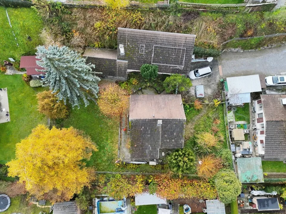 Casa unifamiliare indipendente con potenziale, grande edificio separato per officina/garage