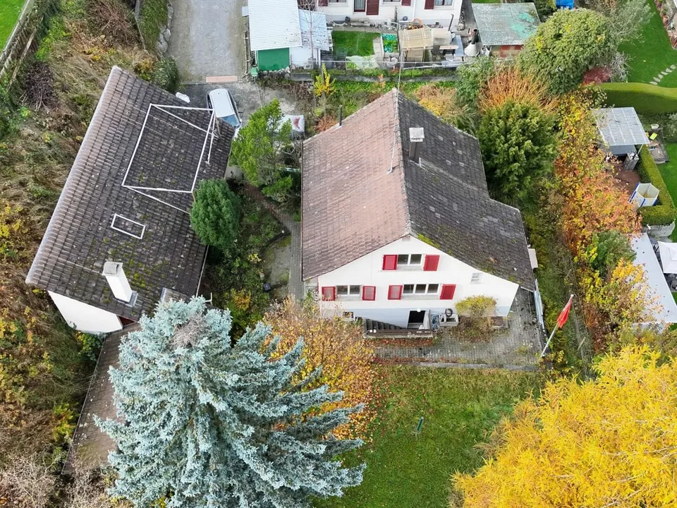 Casa unifamiliare indipendente con potenziale, grande edificio separato per officina/garage