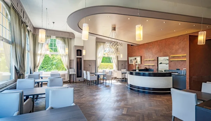 MAJESTÄTISCH ÜBER DEM THUNERSEE - PARKHOTEL OBERHOFEN