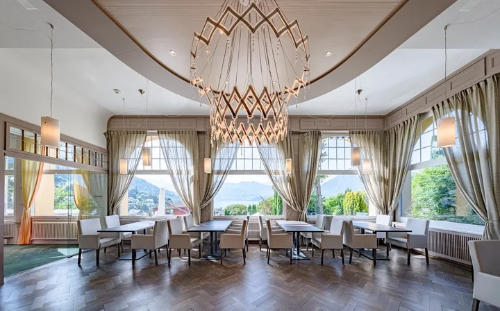 MAJESTÄTISCH ÜBER DEM THUNERSEE - PARKHOTEL OBERHOFEN