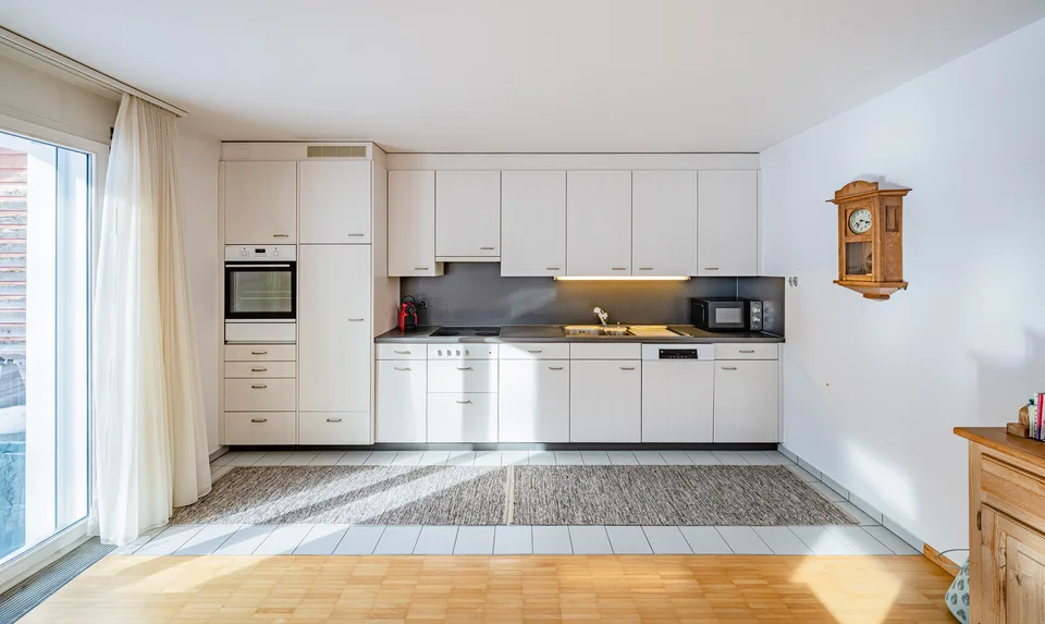 Vivere elegante ad Alpthal: Casa bifamiliare soleggiata di 5,5 stanze