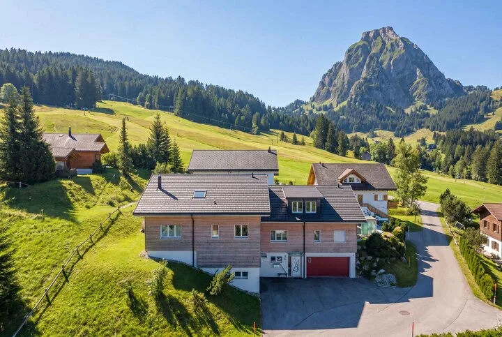 STILVOLLES WOHNEN IM ALPTHAL: SONNIGE 5.5 ZIMMER DOPPELHAUSHÄLFTE