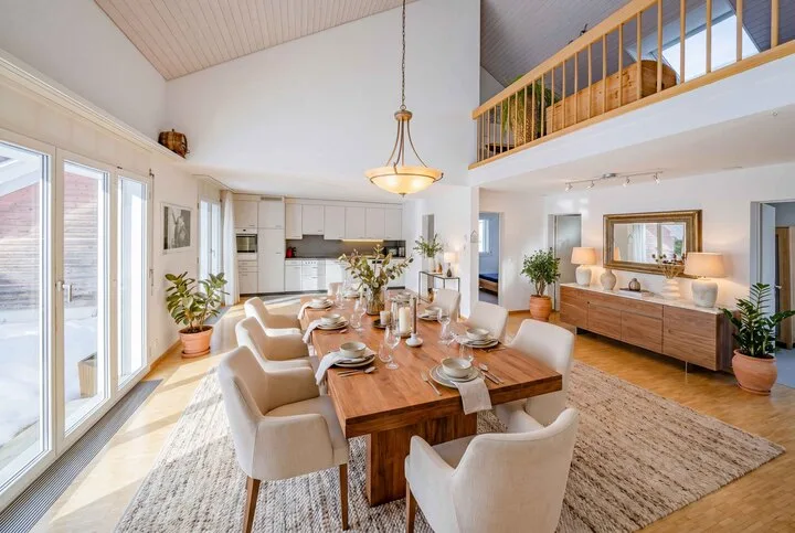 Vivere elegante ad Alpthal: Casa bifamiliare soleggiata di 5,5 stanze