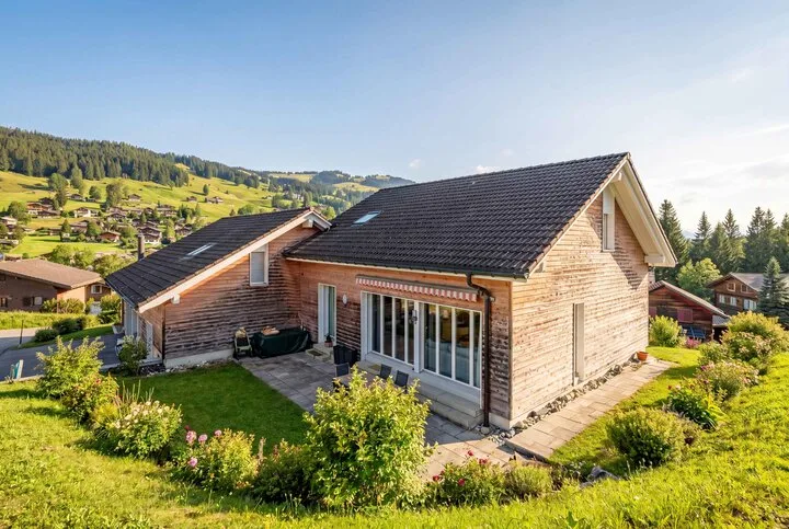 Vivere elegante ad Alpthal: Casa bifamiliare soleggiata di 5,5 stanze