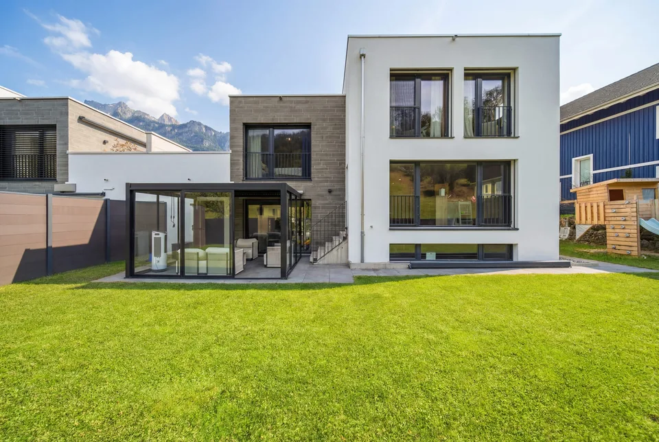 EXKLUSIVE VILLA MIT BERGPANORAMA, SAUNA UND WINTERGARTEN