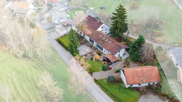 CHARMANT UND VIELFÄLTIG - GENERATIONENHAUS MIT PFERDESTALL