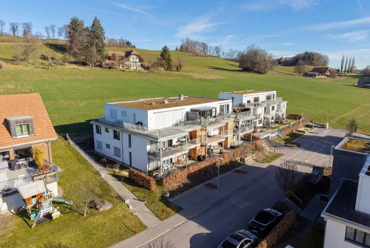 KLASSE UND KOMFORT IM GRÜNEN - NEUWERTIGE 4.5 ZIMMERWOHNUNG