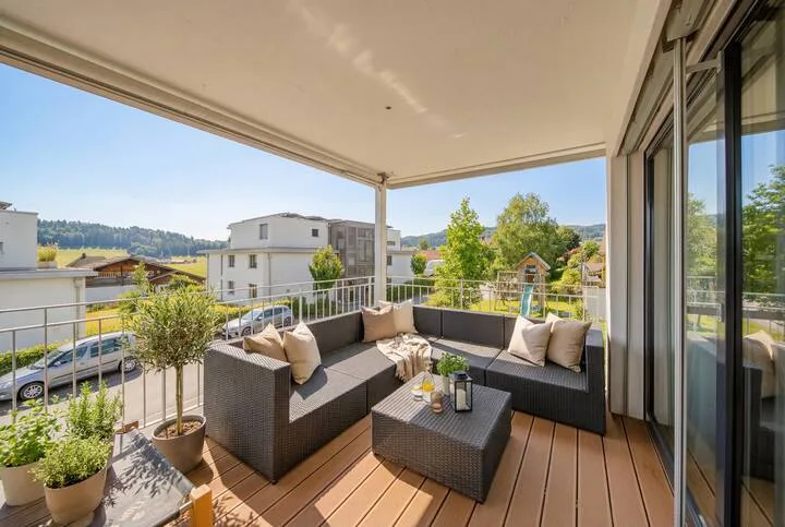 MODERN AND STYLISH IN THE GREEN – photo 7 of 8