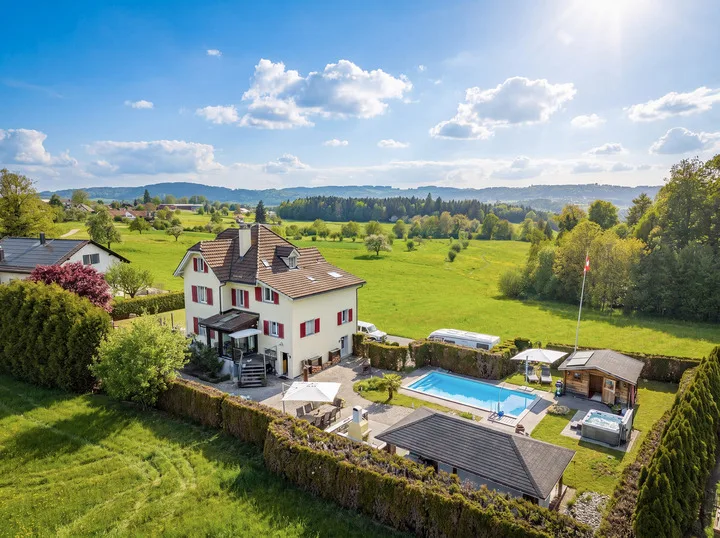 FÜRSTLICH WOHNEN AUF DEM LANDE - 9.5 ZIMMERHAUS MIT WELLNESS OASE