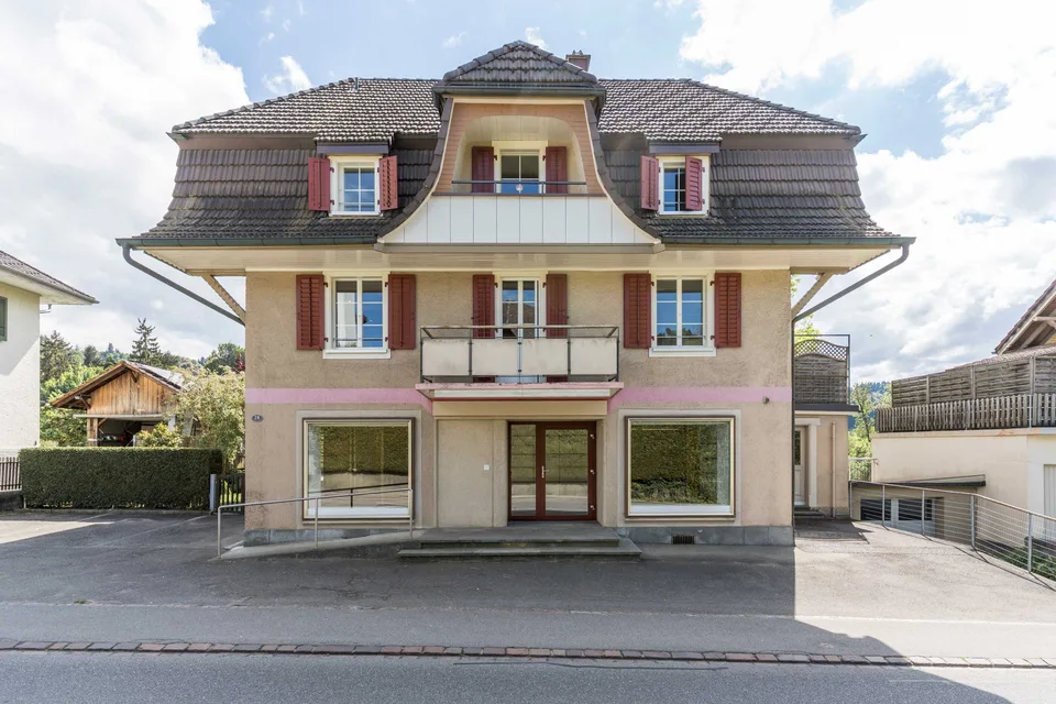 FLÄCHENGROSSES EINFAMILIENHAUS IM DORFZENTRUM