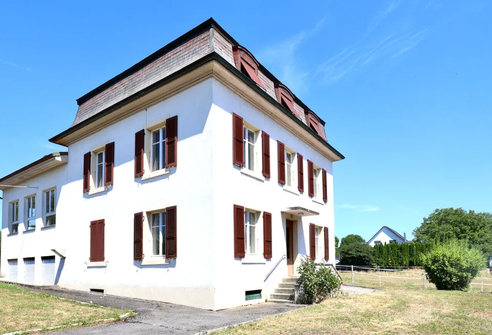 Edificio misto con 3 appartamenti e locali artigianali a Porrentruy