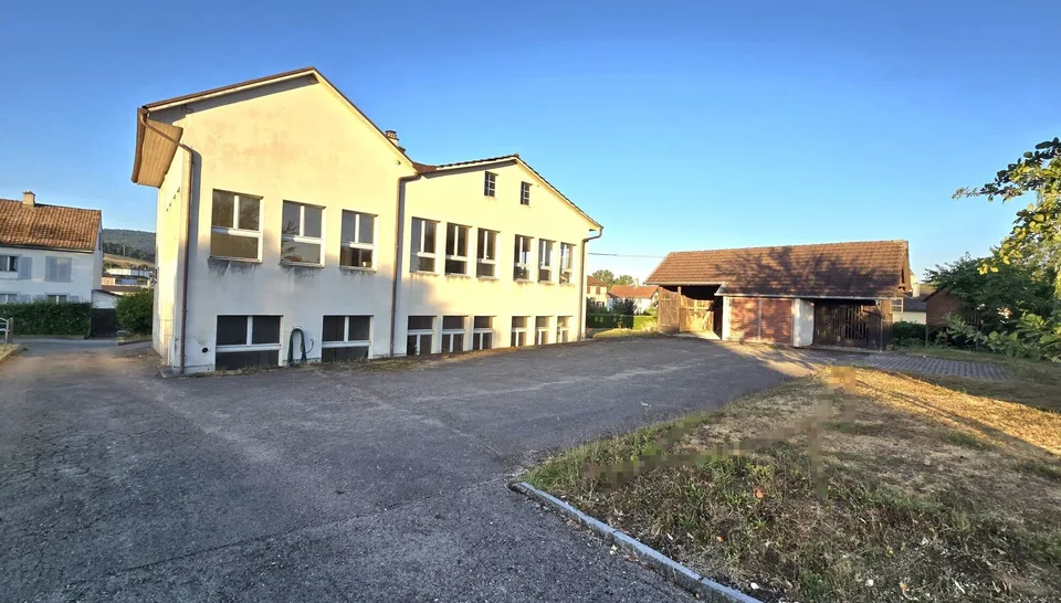 Edificio misto con 3 appartamenti e locali artigianali a Porrentruy