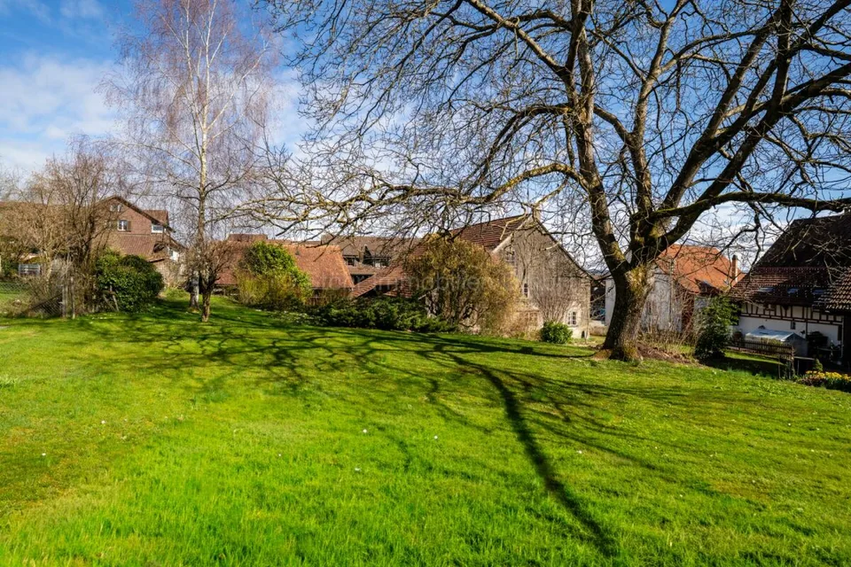 Terrain à bâtir à Brütten avec ferme historique et potentiel de développement