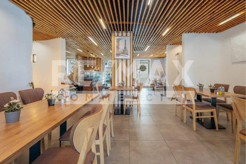 Ristorante Oasi con posti a sedere all'aperto direttamente presso il ruscello