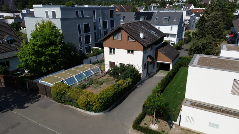 Repräsentatives Anwesen mit Einliegerwohnung, Wintergarten und Swimmingpool