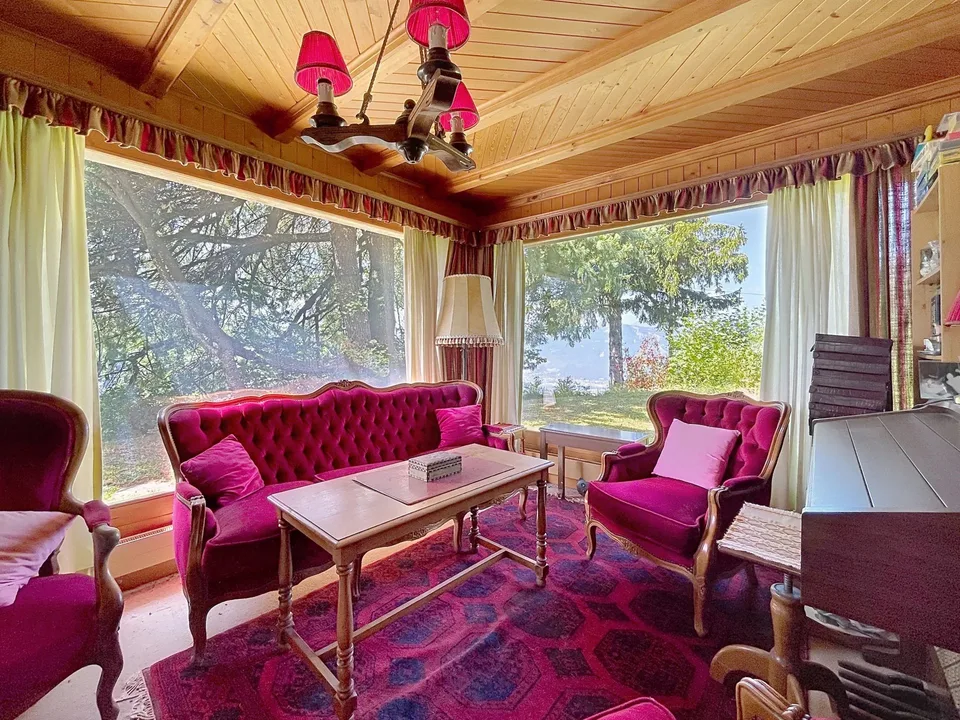Einzelnes Chalet mit Nebengebäude und Panoramablick auf den Mont Blanc