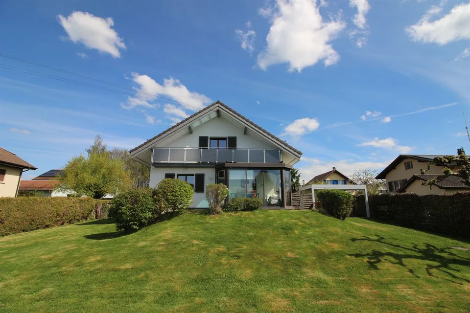 Schöne freistehende Villa mit Pool und großem Garten