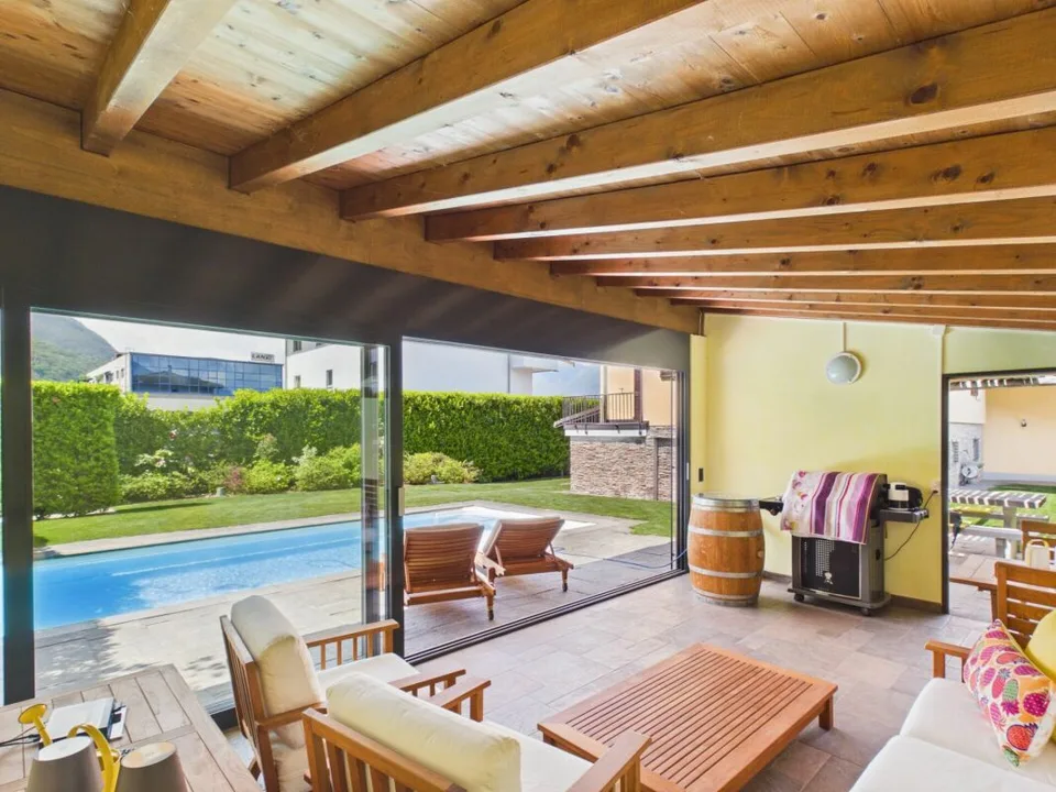 Helles Einfamilienhaus mit Pool und Wintergarten
