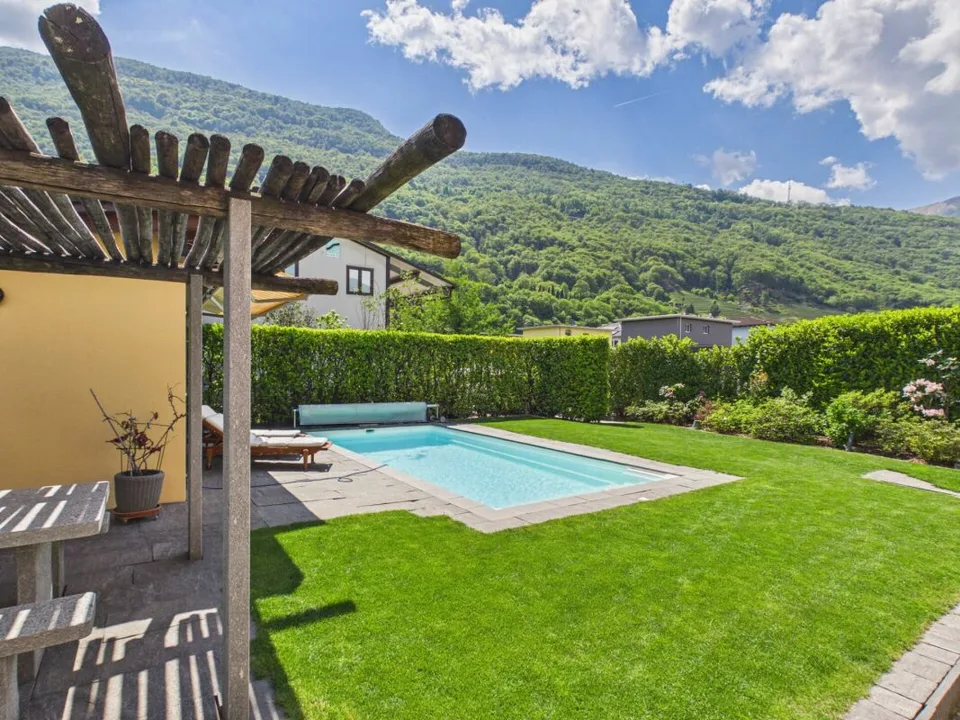 Helles Einfamilienhaus mit Pool und Wintergarten