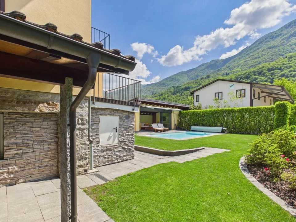 Helles Einfamilienhaus mit Pool und Wintergarten