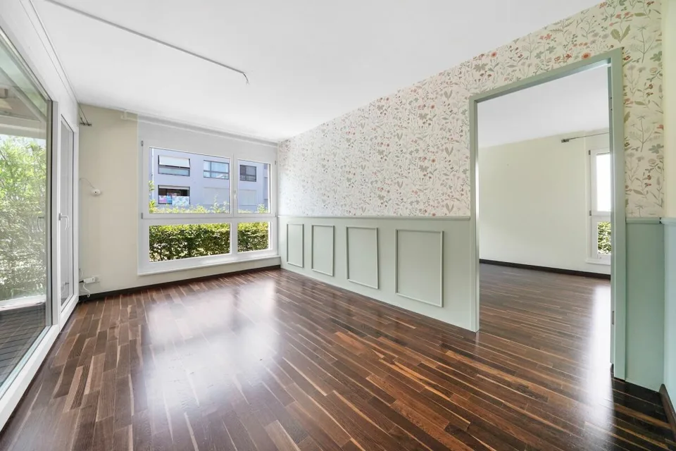 Appartement au rez-de-chaussée lumineux de 4,5 pièces, récemment construit, près de la ville