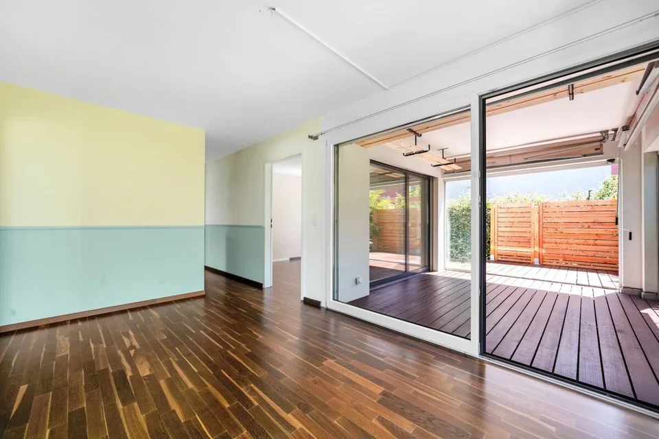 Appartement au rez-de-chaussée lumineux de 4,5 pièces, récemment construit, près de la ville