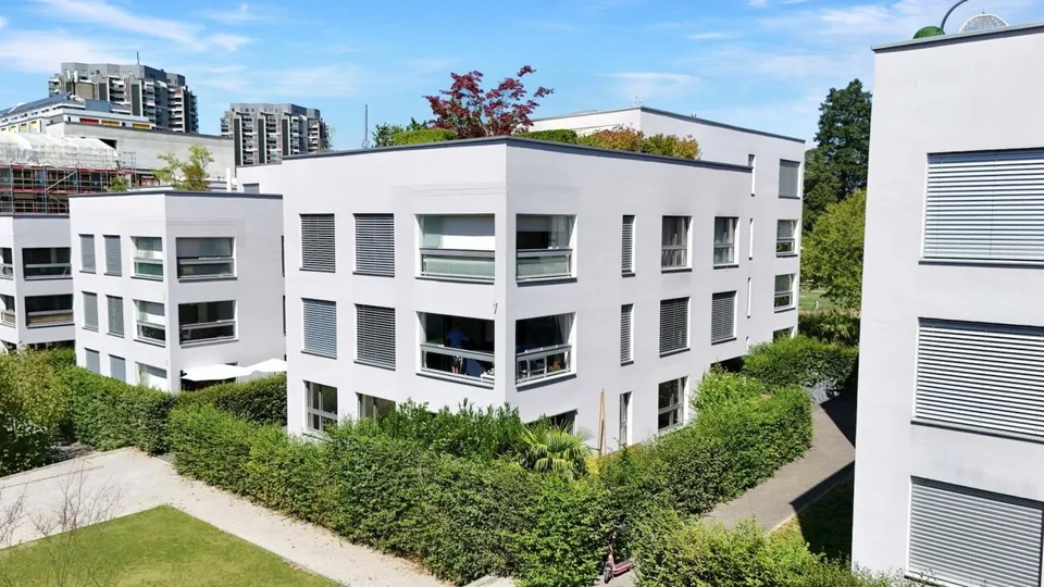 Neuwertige, helle 4.5 Zimmer Parterre-Wohnung in Stadtnähe