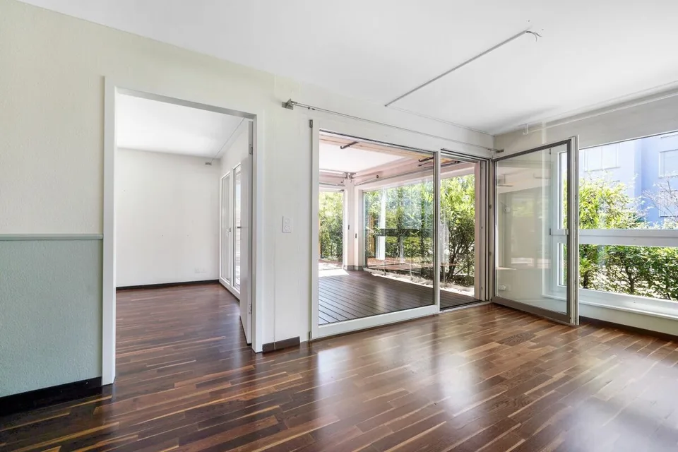 Appartement au rez-de-chaussée lumineux de 4,5 pièces, récemment construit, près de la ville
