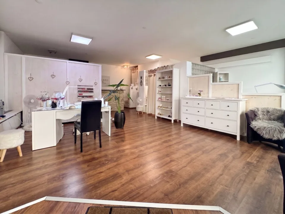 Shop for sale with large area in Aigle