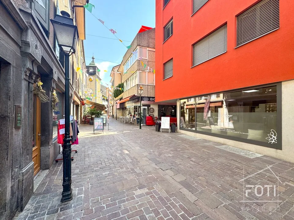 Shop for sale with large area in Aigle