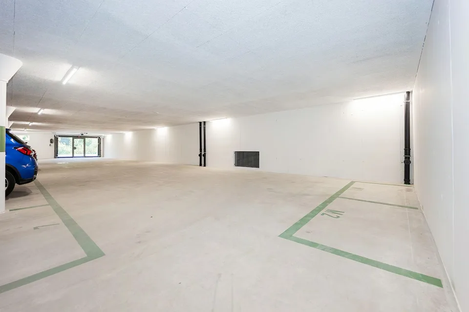 Attraktive, geschützte Motorradparkplätze in neuer Tiefgarage zu verkaufen – Foto 2 von 6