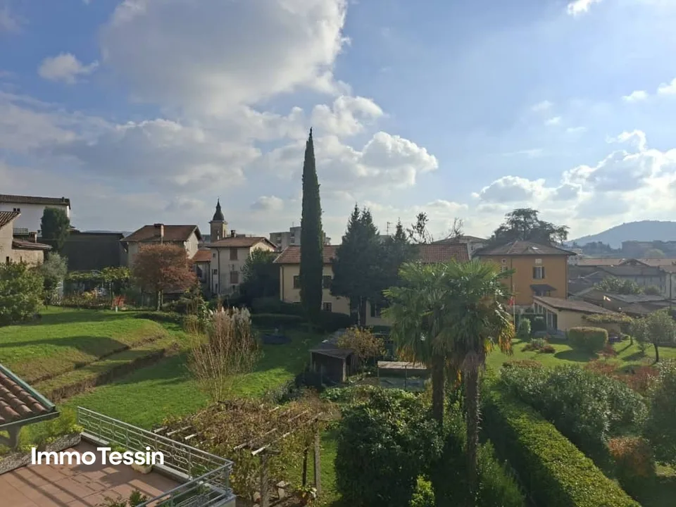 Ruhige, sonnige und grosszügige Attikawohnung mit privatem Garten, Pergola und wunderschöner Weitsicht über das Mendrisiotto