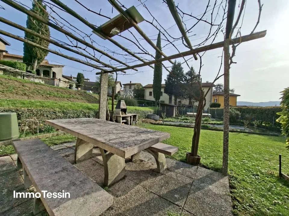 Ruhige, sonnige und grosszügige Attikawohnung mit privatem Garten, Pergola und wunderschöner Weitsicht über das Mendrisiotto