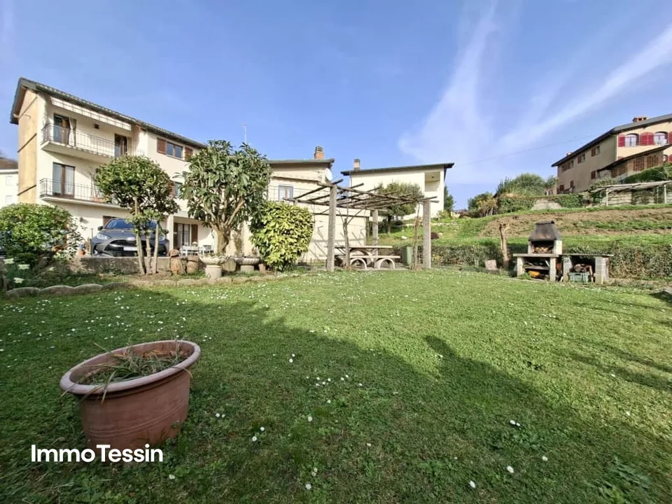 Ruhige, sonnige und grosszügige Attikawohnung mit privatem Garten, Pergola und wunderschöner Weitsicht über das Mendrisiotto