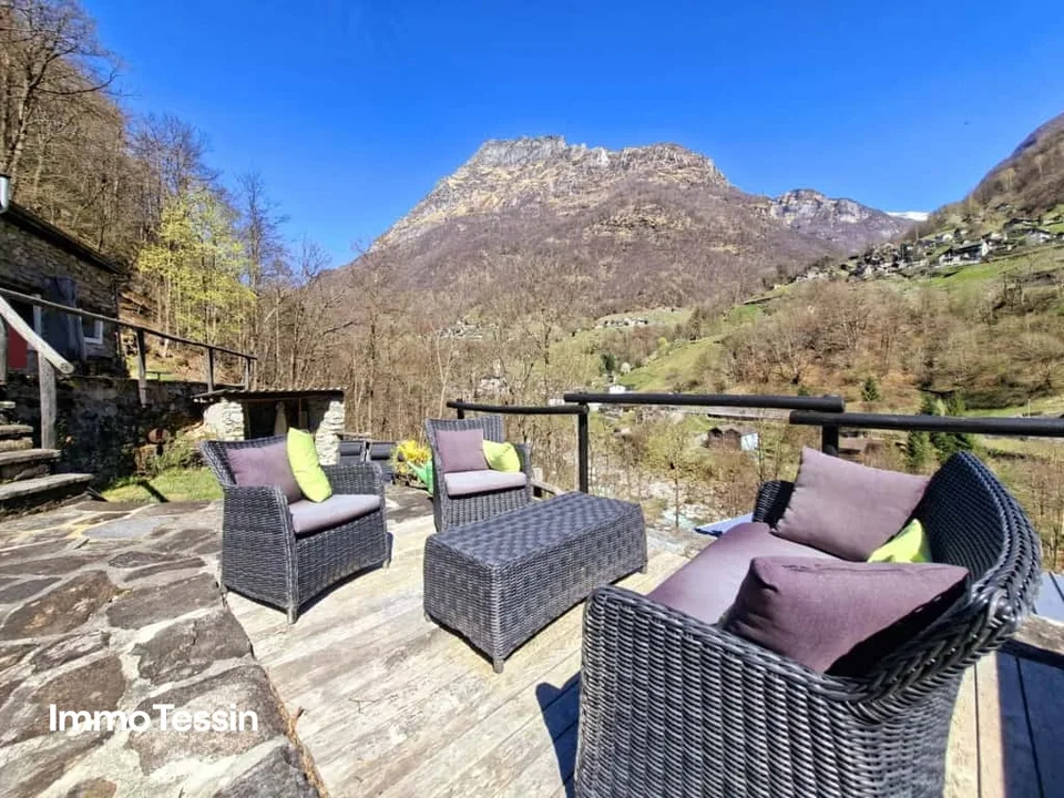 GELEGENHEIT: Wunderschönes Rustico im Grünen mit Terrasse, Pool & Naturgrundstück nahe der Verzasca