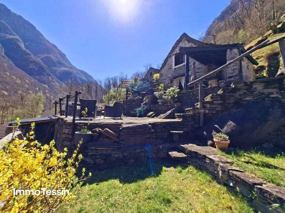 GELEGENHEIT: Wunderschönes Rustico im Grünen mit Terrasse, Pool & Naturgrundstück nahe der Verzasca