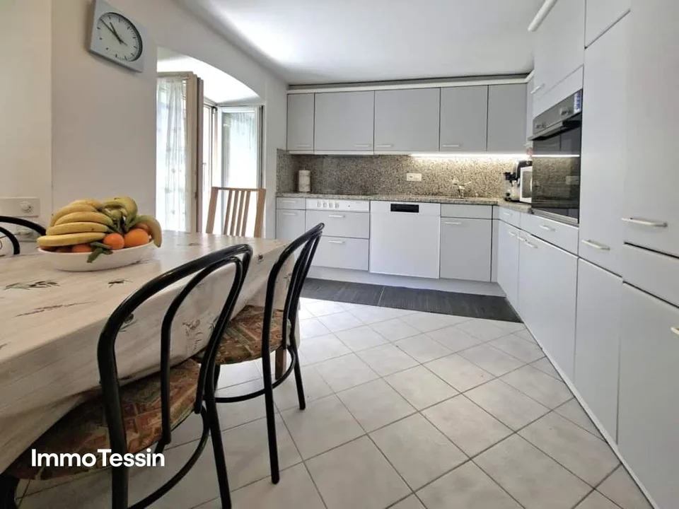 Haus mit 2 grossen Wohnungen, separatem Rustico & Garten mit Pergola an ruhiger und sonniger Lage – Foto 8 von 13