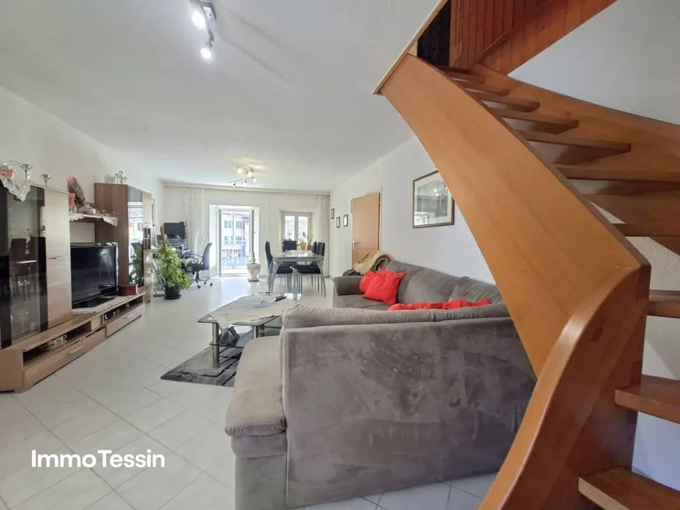 Haus mit 2 grossen Wohnungen, separatem Rustico & Garten mit Pergola an ruhiger und sonniger Lage – Foto 6 von 13