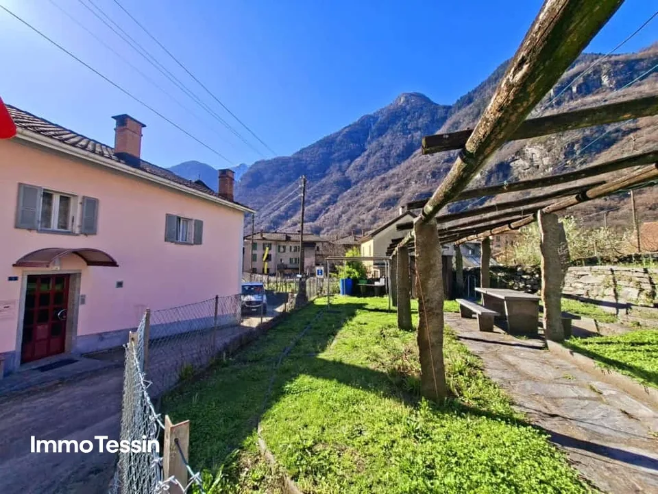 Haus mit 2 grossen Wohnungen, separatem Rustico & Garten mit Pergola an ruhiger und sonniger Lage